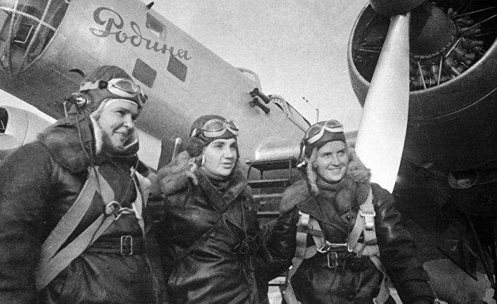 24 - 25 Сентября 1938 года Полина Осипенко, Валентина Гризодубова и Марина Раскова перед полетом
