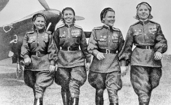 Женщины возвращаются после полета