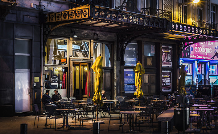 Столики кафе на улице Брюсселя
