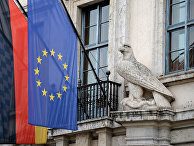 Флаги Баварии, Германии и Евросоюза на правительственном здании Флаги Баварии, Германии и Евросоюза на правительственном здании