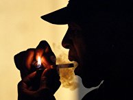 Мужчина курит медицинскую марихуану в Портленде