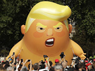Надувная кукла президента США Дональда Трампа во время акции протеста против его визита в Великобританию в Лондоне Надувная кукла президента США Дональда Трампа во время акции протеста против его визита в Великобританию в Лондоне