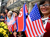 Люди приветствуют лидеров США и КНДР в Ханое