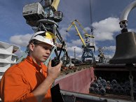 Погрузка рулонного металлопроката в трюм сухогрузного теплохода "Волго-Дон 185" в промышленном порту Череповецкого металлургического комбината Погрузка рулонного металлопроката в трюм сухогрузного теплохода "Волго-Дон 185" в промышленном порту Череповецкого металлургического комбината