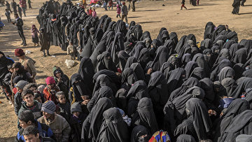 Женщины с детьми с территорий, ранее бывших под контролем ИГИЛ (запрещенная в РФ организация) в Сирии