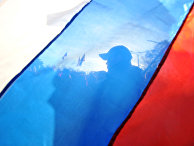 Силуэт пророссийского активиста за флагом России в Евпатории, Крым