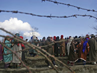Жители деревни Пинджура на похоронах в Кашмире