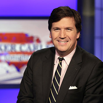 Такер Карлсон в студии канала Fox News Такер Карлсон в студии канала Fox News