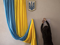 Подготовка избирателььного участка в преддверии президентских выборов в Киеве Подготовка избирателььного участка в преддверии президентских выборов в Киеве