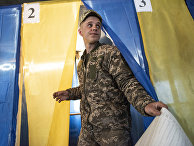 Украинский солдат на избирательном участке в Курахово