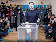 Украинский комик и кандидат в президенты Владимир Зеленский на избирательном участке Украинский комик и кандидат в президенты Владимир Зеленский на избирательном участке