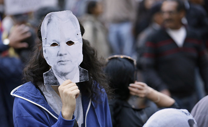 Протесты против политики Ленина Морено в Эквадоре, человек в маске Джулиана Ассанжа