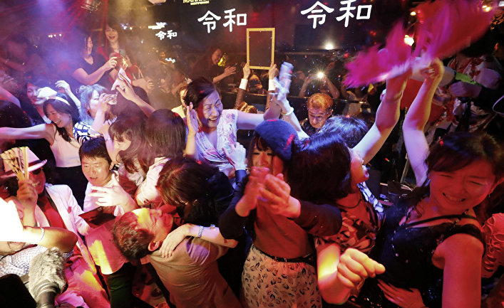 Японцы в Токио праздную начало новой эры Рэйва