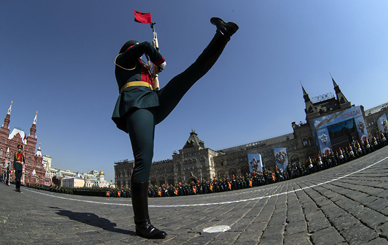 Военнослужащий парадных расчетов на генеральной репетиции военного парада на Красной площади