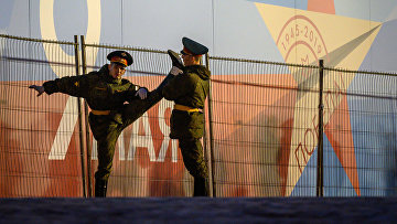 Российские военнослужащие перед ночной репетицией парада на Красной площади в Москве
