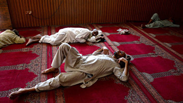 Верующие спят в мечети в первый день исламского священного месяца Рамадан в Джелалабаде