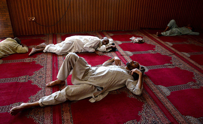 Верующие спят в мечети в первый день исламского священного месяца Рамадан в Джелалабаде