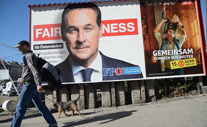 Агитационный плакат правонационалистической Партии свободы Австрии c портретом лидера Ханса-Кристиана Штрахе на одной из улиц Вены в день парламентских выборов в Австрии