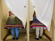 Женщины в народных костюмах во время голосования на избирательном участке в Буяке, Венгрия