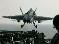 Истребитель ВМС США FA-18 Super Hornet взлетает с авианосца USS Abraham Lincoln