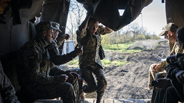 Украинские военнослужащие недалеко от линии фронт в Донецкой области