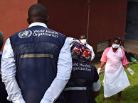 Врачи Всемирной организации здравоохранения инспектируют больницу в Бвера, Уганда