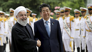 Премьер-министр Японии Синдзо Абэ и резидент Ирана Хасан Роухани в Тегеране