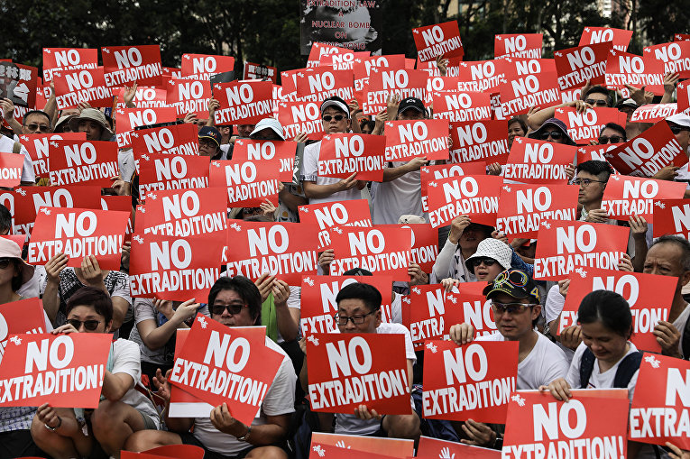 Протестующие против закона об экстрадиции в Гонконге