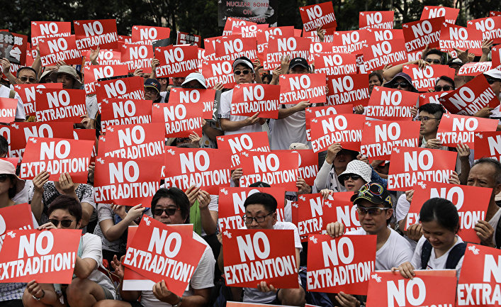 Протестующие против закона об экстрадиции в Гонконге