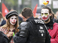 Участники акции протеста против расизма в Хемнице, Германия, разговаривают с полицейским Участники акции протеста против расизма в Хемнице, Германия, разговаривают с полицейским