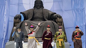 Монголы в национальных костюмах у памятника Чингисхану