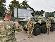 Американские солдаты фотографируются у украинского БТР-3 Американские солдаты фотографируются у украинского БТР-3
