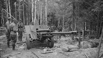 Финские солдаты осматривают брошенную советскую технику
