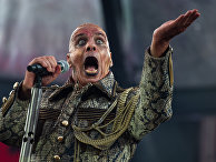 Вокалист Rammstein Тилль Линдеманн во время концерта Вокалист Rammstein Тилль Линдеманн во время концерта