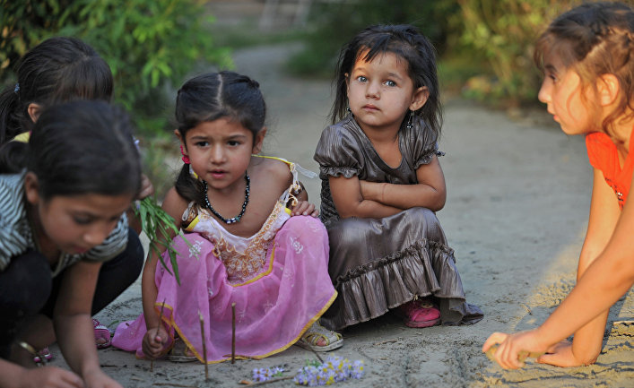 Дети из табора молдавских цыган