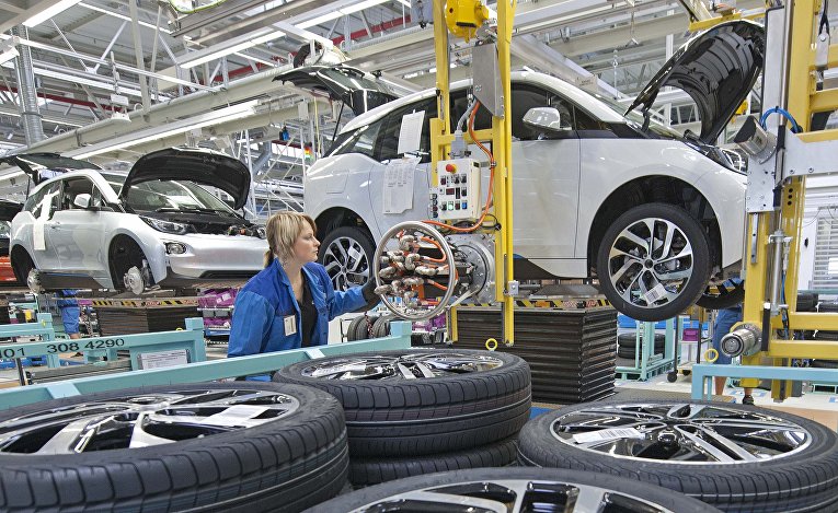 Рабочий на заводе немецкого автопроизводителя BMW в Лейпциге, Германия
