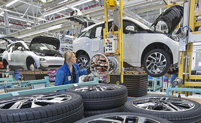 Рабочий на заводе немецкого автопроизводителя BMW в Лейпциге, Германия