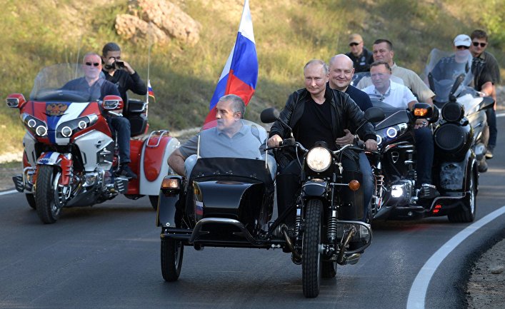 Президент РФ В. Путин посетил байк-шоу мотоклуба "Ночные волки" в Крыму