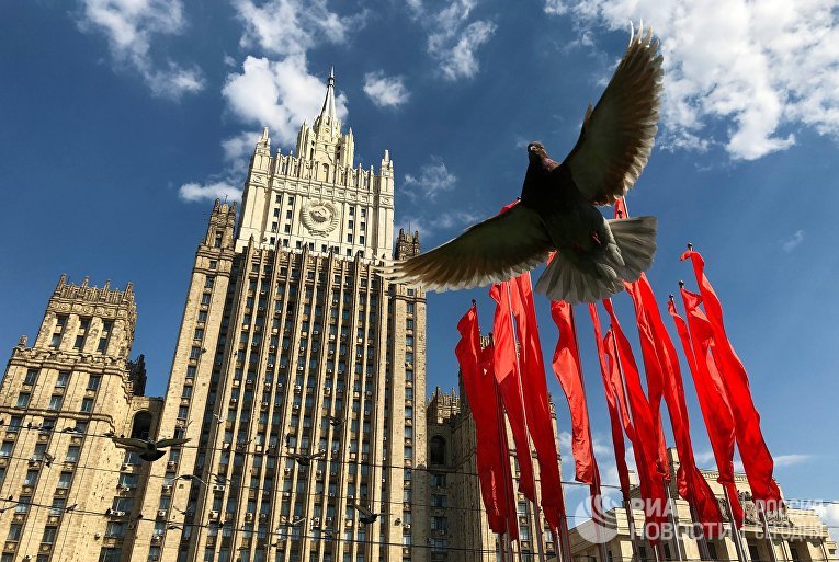 Красные флаги, установленные ко Дню Победы, у здания Министерства иностранных дел РФ