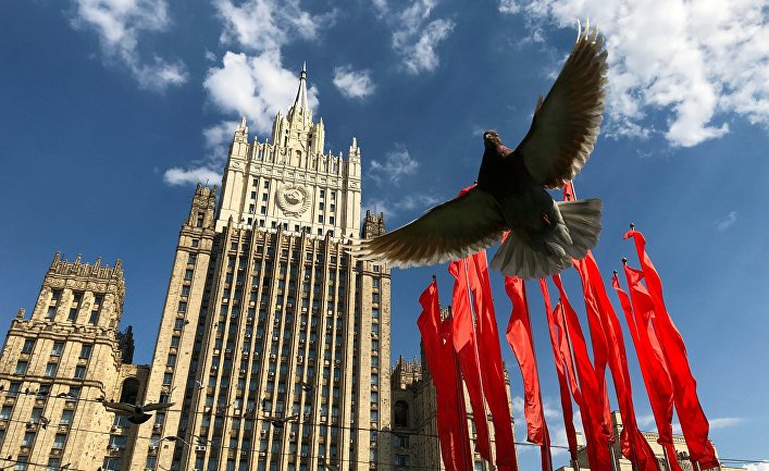 Красные флаги, установленные ко Дню Победы, у здания Министерства иностранных дел РФ