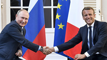 Президент Франции Эммануэль Макрон и президент России Владимир Путин во время встречи