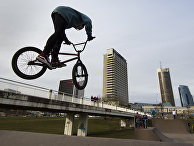 Подросток на велосипеде в Вильнюсе