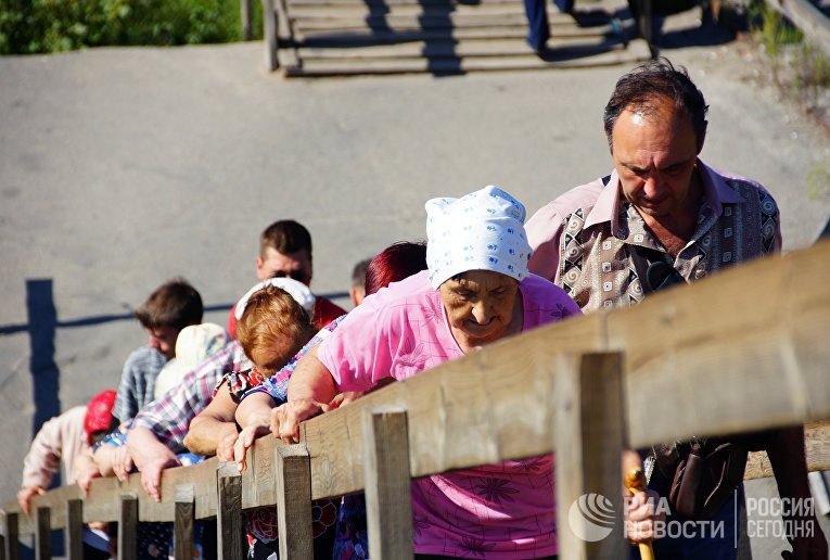 Жители поднимаются по мосту на КПП "Станица Луганская"