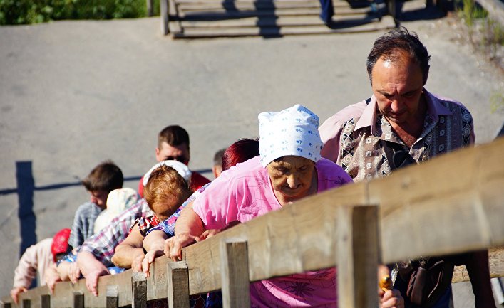 Жители поднимаются по мосту на КПП "Станица Луганская"