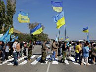 Активисты заблокировали автотрассу у поселка Чонгар на границе Украины и Крыма Активисты заблокировали автотрассу у поселка Чонгар на границе Украины и Крыма