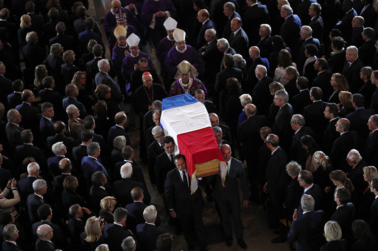Гроб с телом покойного президента Франции Жака Ширака в церкви Сен-Сюльпис в Париже