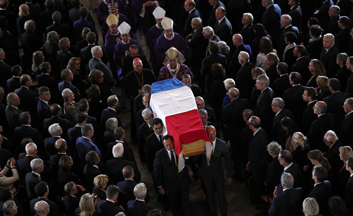 Гроб с телом покойного президента Франции Жака Ширака в церкви Сен-Сюльпис в Париже