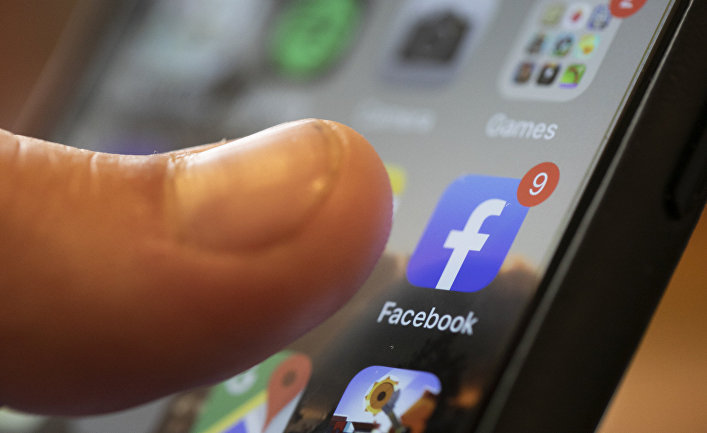 Приложение Facebook на экране смартфона