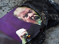 Портрет президента США Дональда Трампа, который подожгли участники акции протеста Портрет президента США Дональда Трампа, который подожгли участники акции протеста