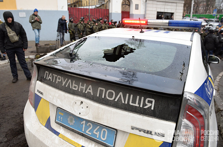 Автомобиль полиции Украины с разбитым задним стеклом в центре Киева